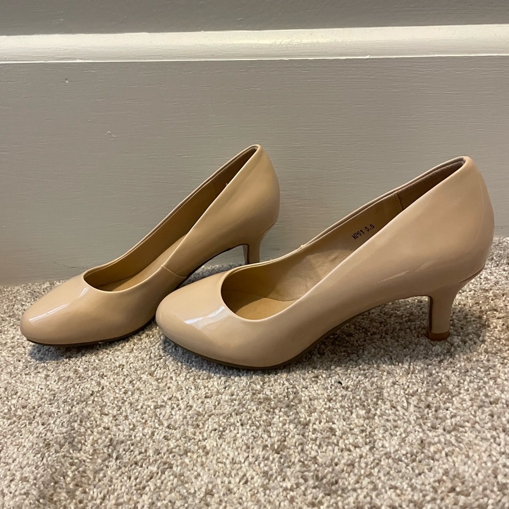 Nude patent leather pumps